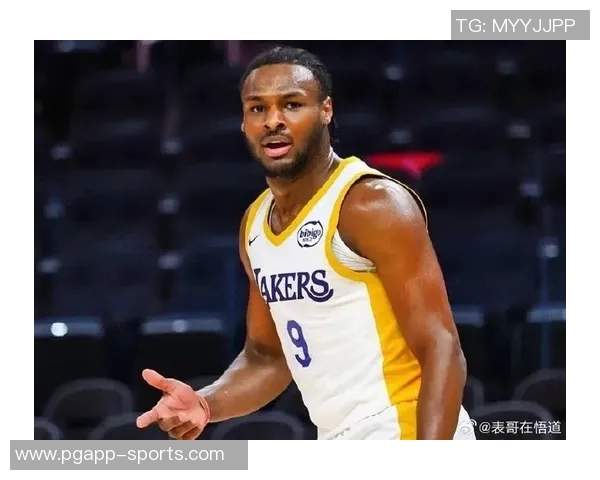 库里弧顶接球失去重心却依然精准命中布朗尼面前三分球